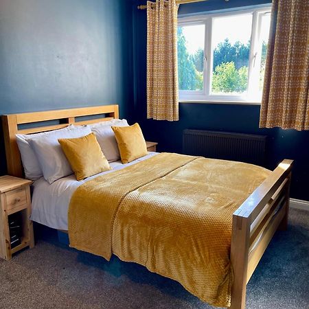 Large 5 Bed Detached House Near Stansted Airport With Parking For 2 Vehicles! Stansted Stays Станстед-Маунтфітчет Екстер'єр фото