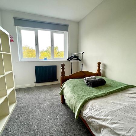 Large 5 Bed Detached House Near Stansted Airport With Parking For 2 Vehicles! Stansted Stays Станстед-Маунтфітчет Екстер'єр фото