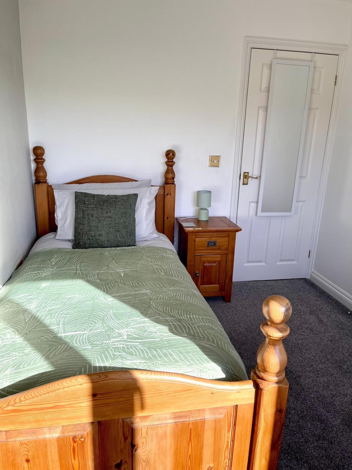 Large 5 Bed Detached House Near Stansted Airport With Parking For 2 Vehicles! Stansted Stays Станстед-Маунтфітчет Екстер'єр фото