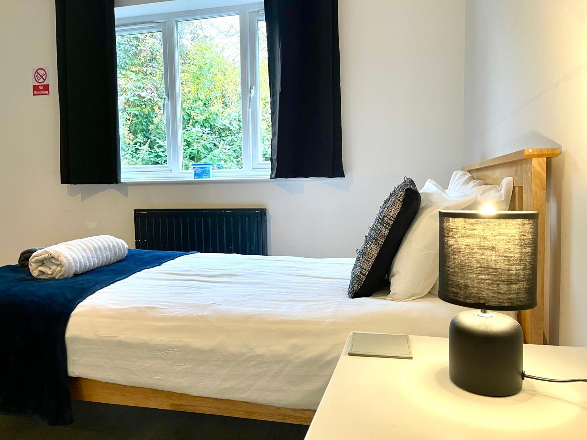 Large 5 Bed Detached House Near Stansted Airport With Parking For 2 Vehicles! Stansted Stays Станстед-Маунтфітчет Екстер'єр фото